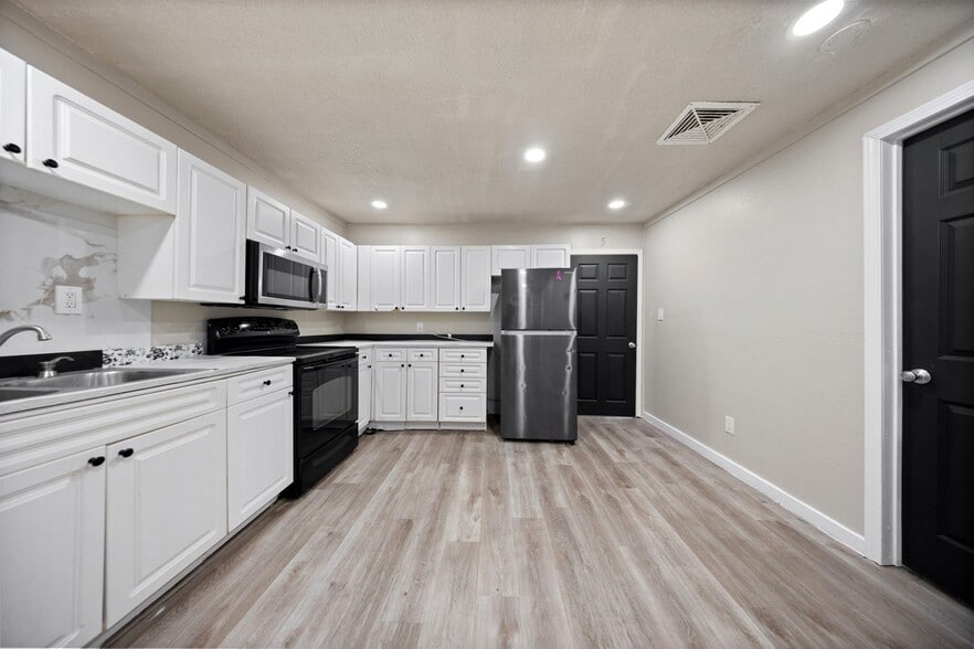 Building Photo - 809 Burleson St
