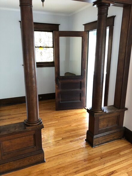 Building Photo - 640 Morris St