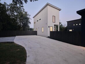 Building Photo - 2609 Davis Ln