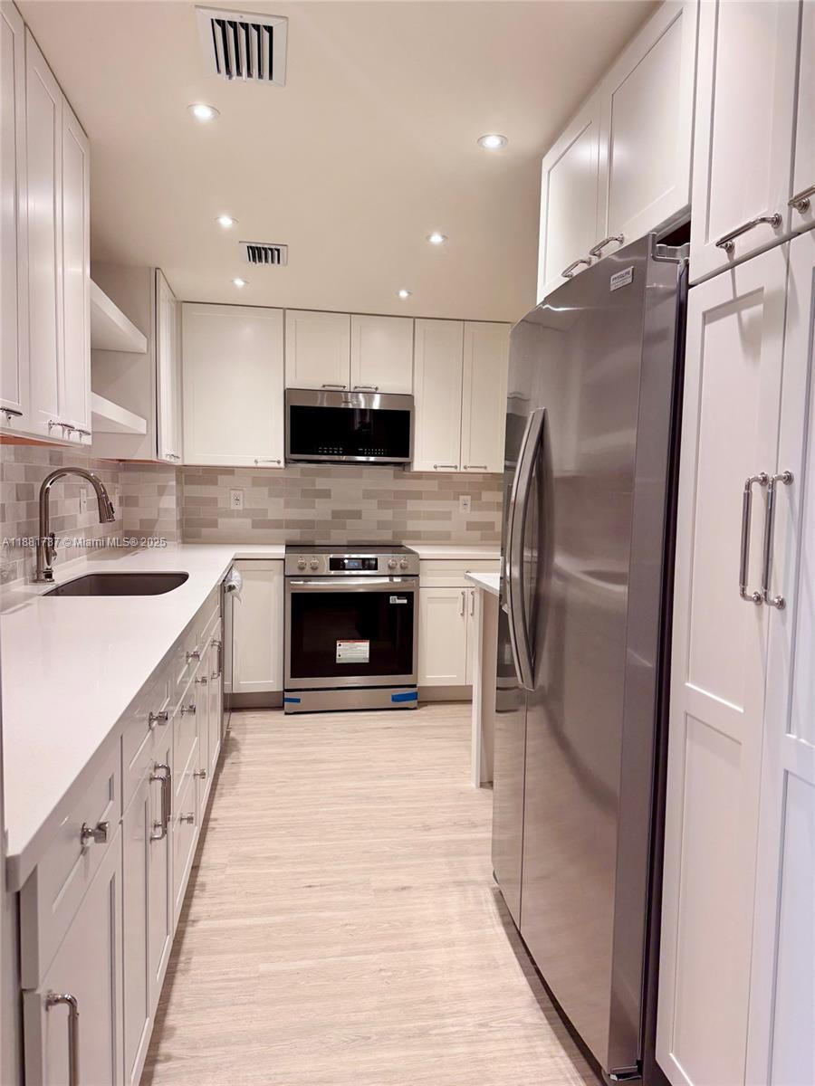 Building Photo - 90 Edgewater Dr