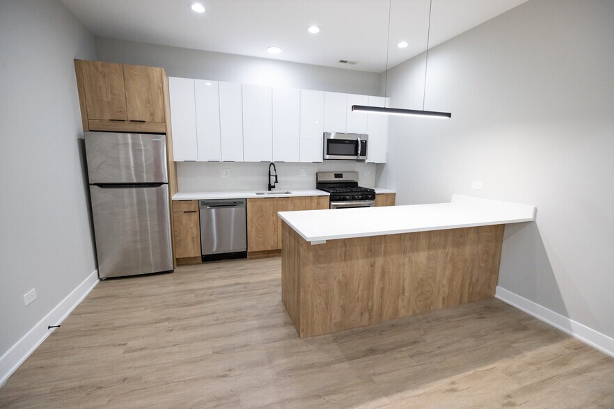 Building Photo - 2175 N Maplewood Ave