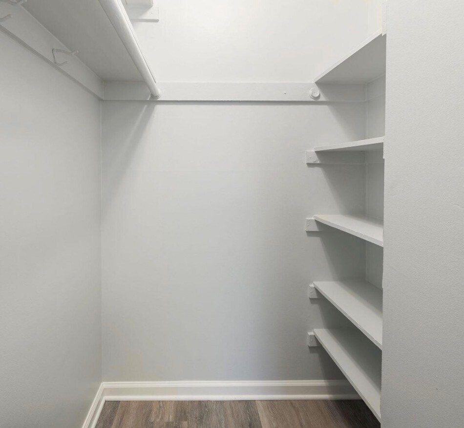 hallway walk in closet - 3354 Woodburn Rd