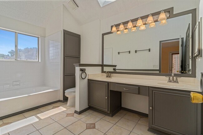 Building Photo - 588 Lake Forest Dr
