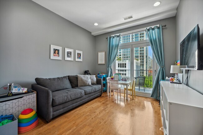 Building Photo - 330 N Clinton St