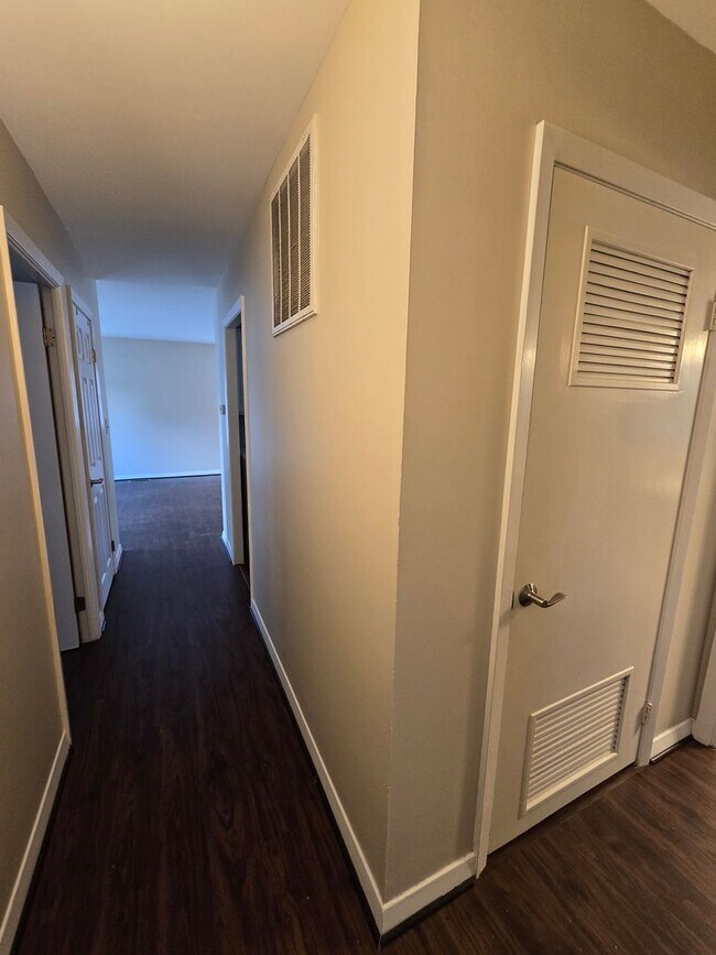 Building Photo - Newly remodeled 3 bed/1 bath home with a 1...