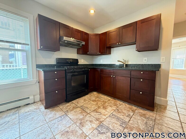 Building Photo - 44 Fenton St