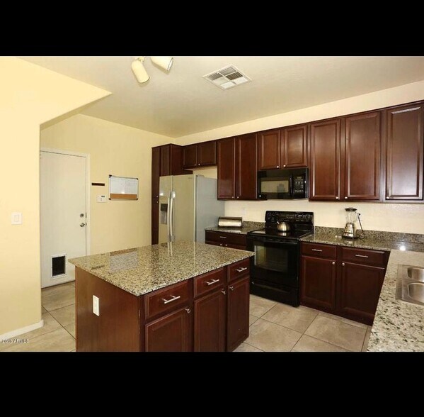 Building Photo - 2101 E Sunland Ave