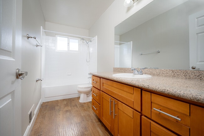 Palms C26 bath - Palms at the Pruneyard