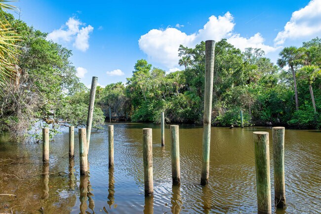 Building Photo - 7648 SW Lucy Ln