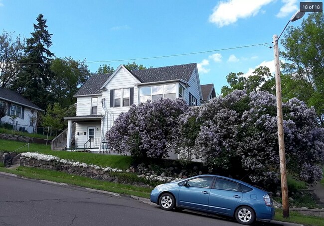 Building Photo - 2 Bedroom Apartment Available June 1!!