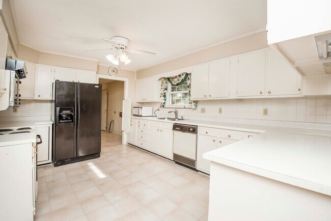 Building Photo - Halls 37938 - 4 bedroom, bath home with 4 garage spaces - Call Susan Niedergeses 865-300-4722