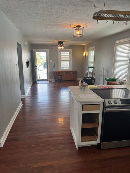 Building Photo - 548 Elm Ave