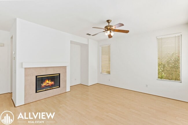 Building Photo - Bright & Spacious 3-Bedroom 2.5 Bath Home in Gated Oak Creek Community