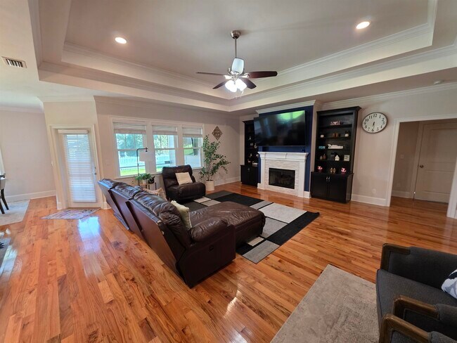 Building Photo - 2521 Lantana Ln