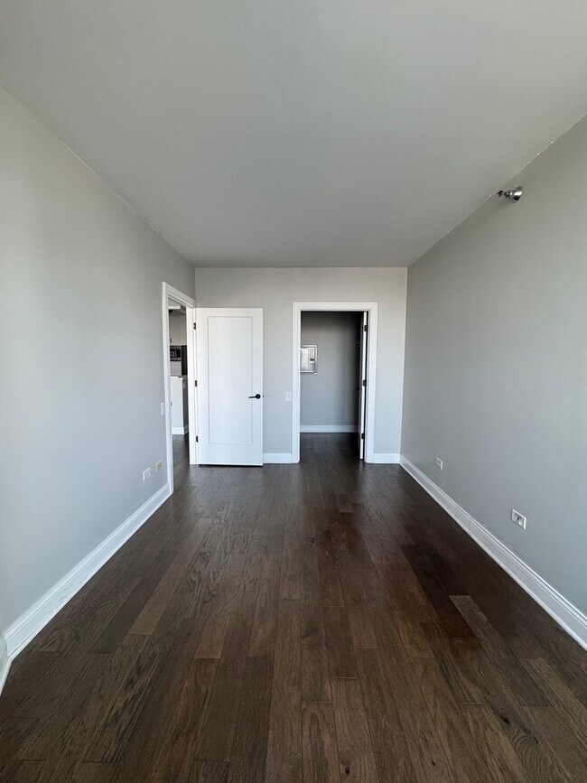 Building Photo - 400 N La Salle Dr