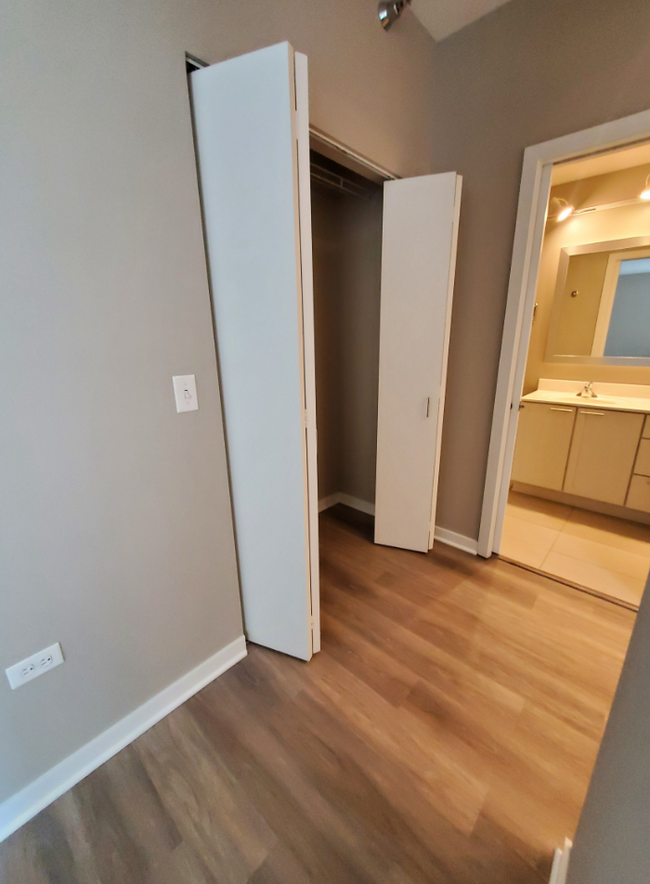 Building Photo - 1 bedroom in Chicago IL 60606