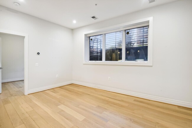 Building Photo - Near NEW 1+1 in NW DC!