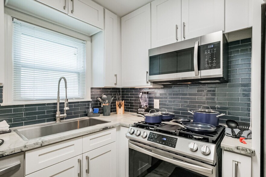 Building Photo - 1329 W 21st St