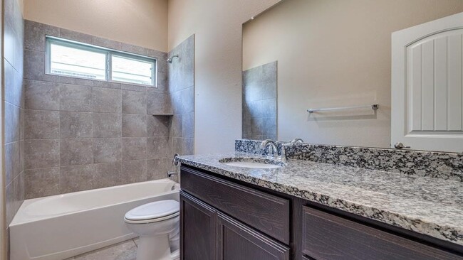 Building Photo - 2025 Lake Vista Dr