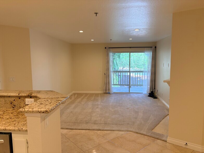 Building Photo - 653 Oak Run Trl
