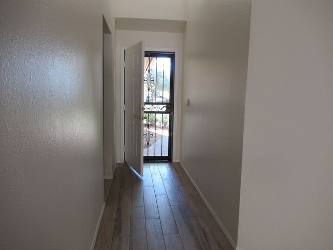Building Photo - Single Level Townhome in Scottsdale!