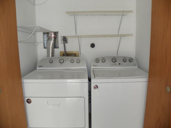 Building Photo - 839 Country Club Dr SE