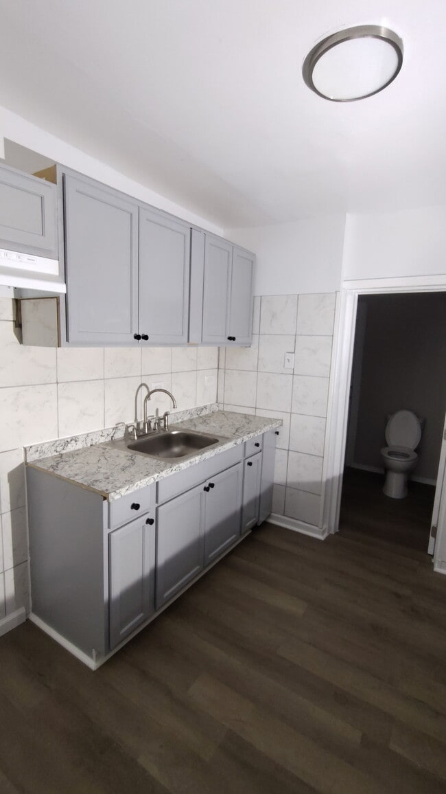 Building Photo - 1855 E Lippincott St