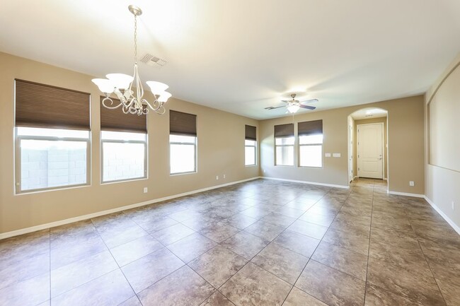 Building Photo - Beautiful! 3 Bed 2 Bath in Verrado w/Commu...