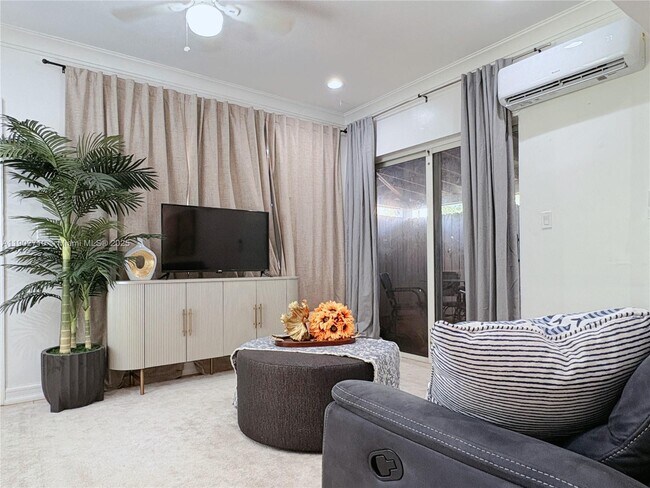 Building Photo - 1726 Thomas St