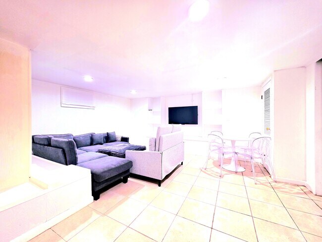 Building Photo - 640 Derby Ave