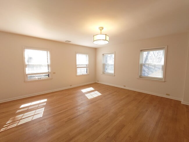 Building Photo - 3200 E Hampshire St