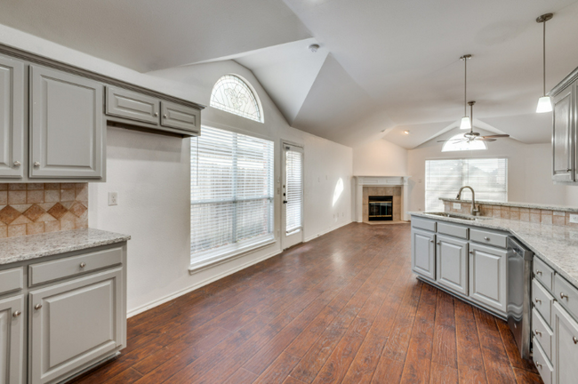Building Photo - 910 Harwood Ct