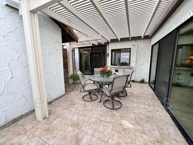 Building Photo - 2353 E Miramonte Cir