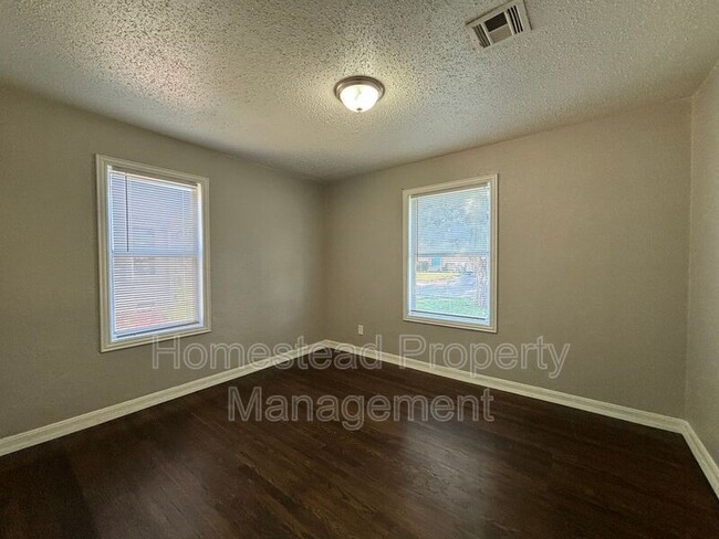 Building Photo - 305 E Jacobs Dr