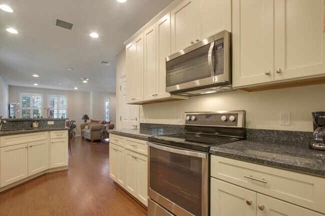Building Photo - 1168 S Community Dr
