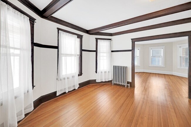 Building Photo - 7 Castleton St