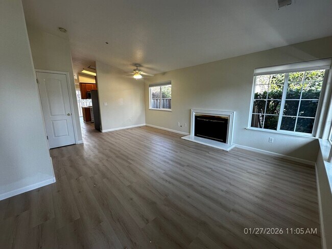 Building Photo - Refreshed 3 Bedroom, 2 Bathroom