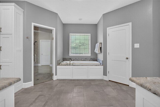 Building Photo - 1400 Emerald Cir