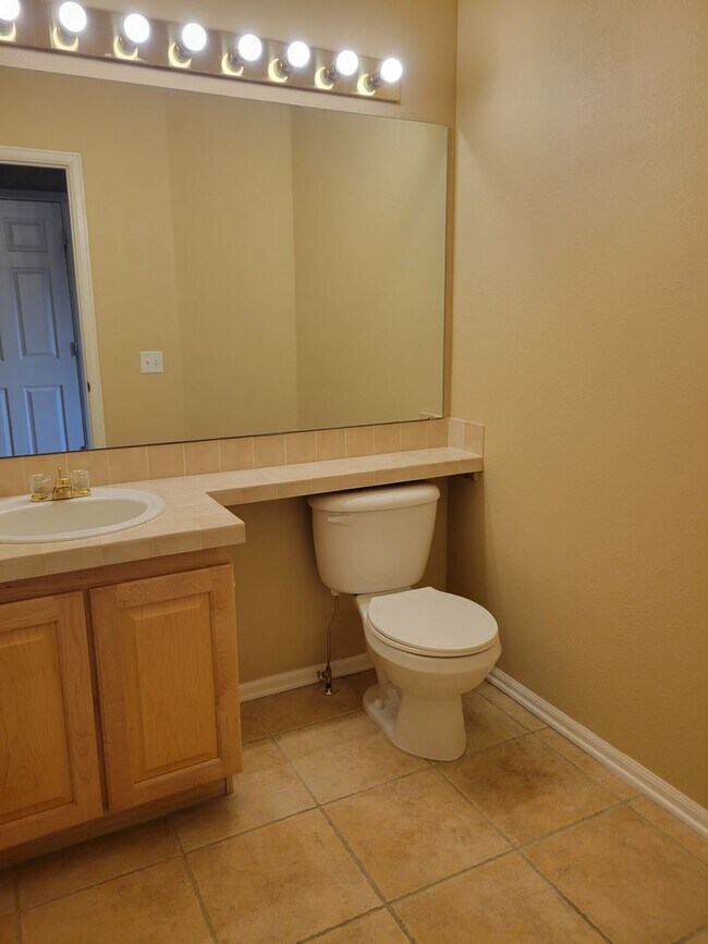 Building Photo - 3 Bedroom, 2.5 Bath Home with A/C - Availa...