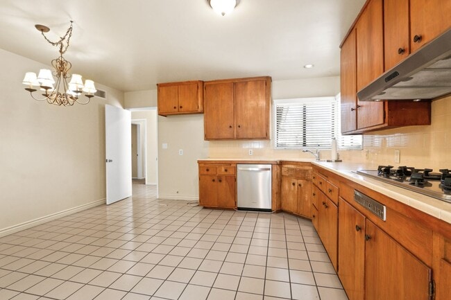Building Photo - Spacious Whittier Home