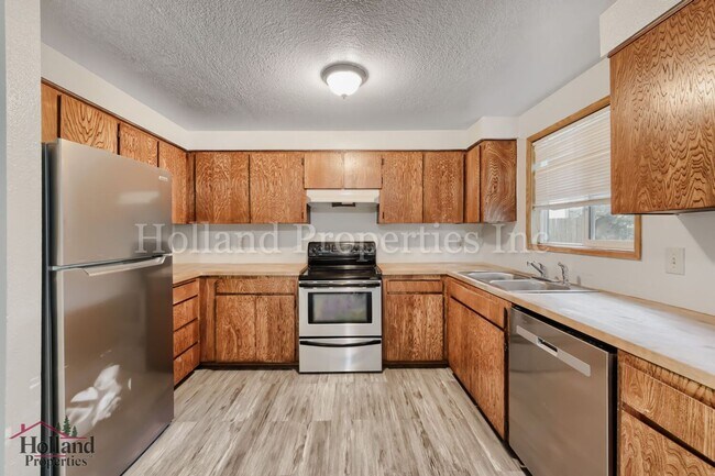 Building Photo - 4630 SW Southview Terrace