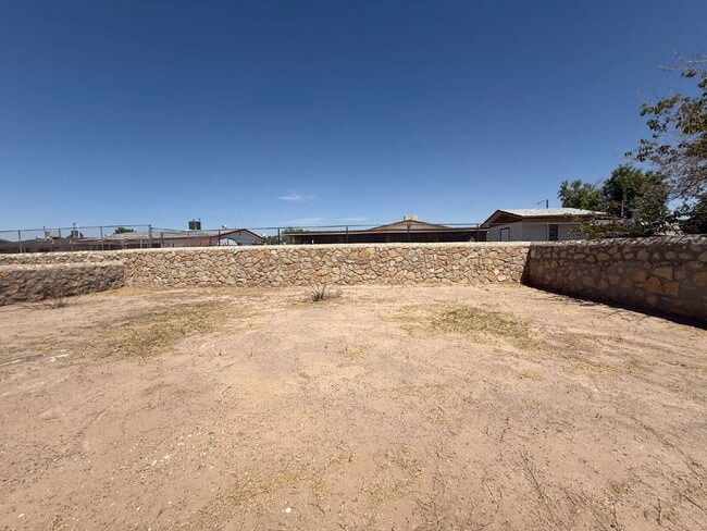 Building Photo - 955 Versailles Dr