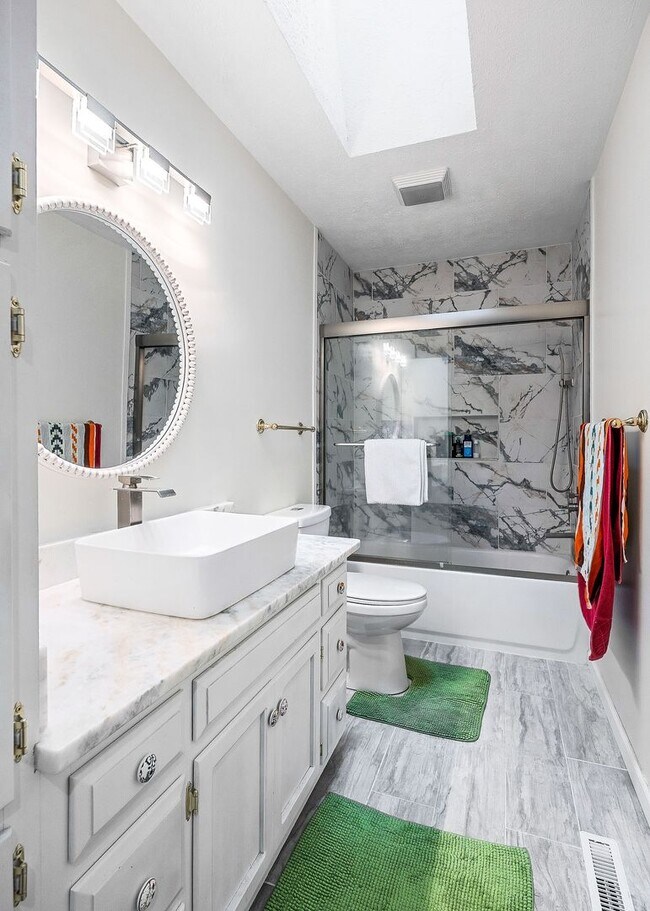 Building Photo - Spacious rental in desirable neighborhood ...