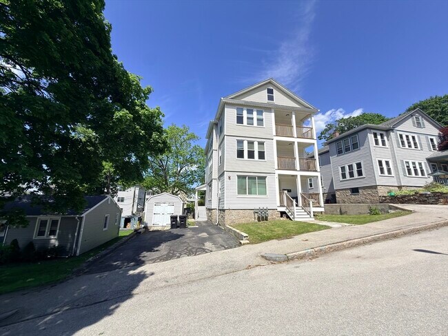 Building Photo - 4 Glade St