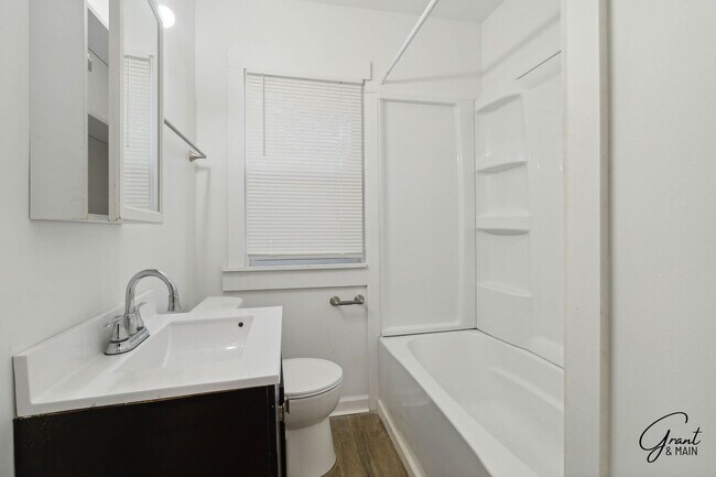 Building Photo - 4 Bedroom 2 Bath $1700