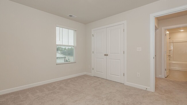 Building Photo - Picture-Perfect New Home in Clear Pond