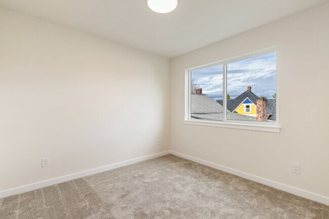 Building Photo - Halleck Townhomes Triplex