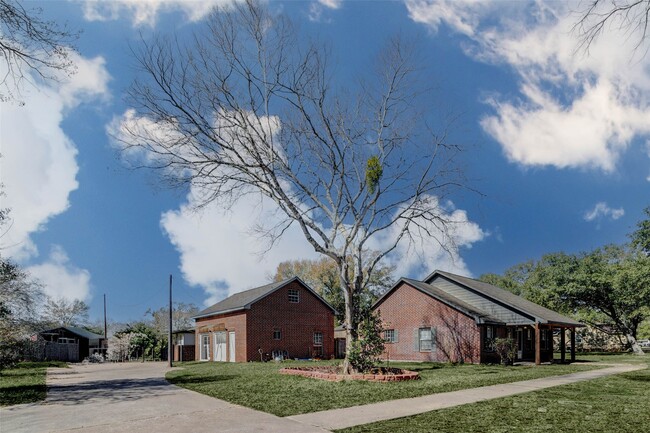 Building Photo - 611 Kenney St