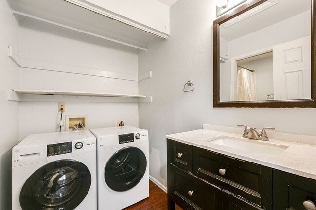 Building Photo - Updated 3-Bedroom Townhome in Ideal Location