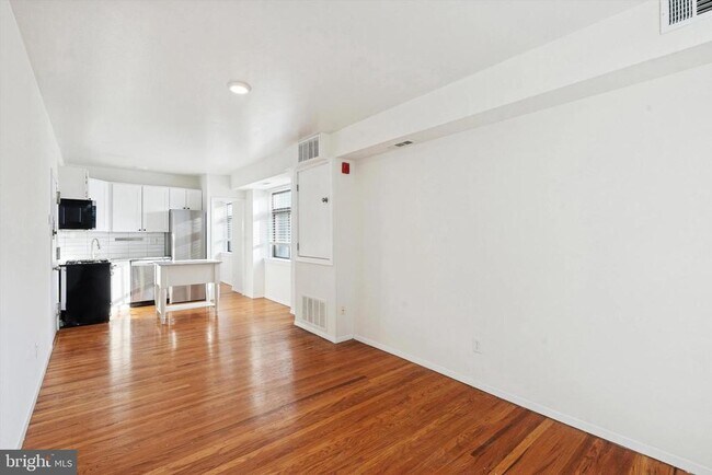 Building Photo - 319 S 10th St